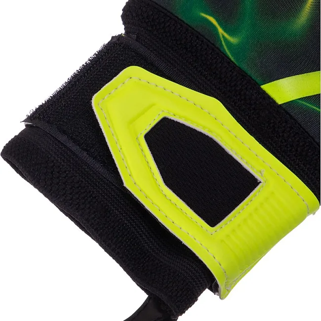 Вратарские перчатки
 профессиональные с защитой пальцев SOCCERMAX GK-004
 7-11