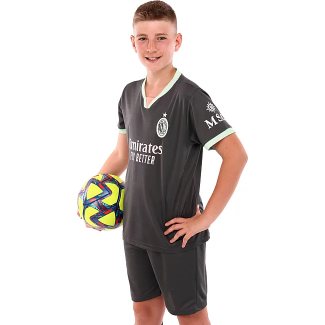 Футбольна форма дитяча із символікою клубу
 AC MILAN резервна 2025 SP-SPORT

 CO-4747 20-28 (Темно-сірий)