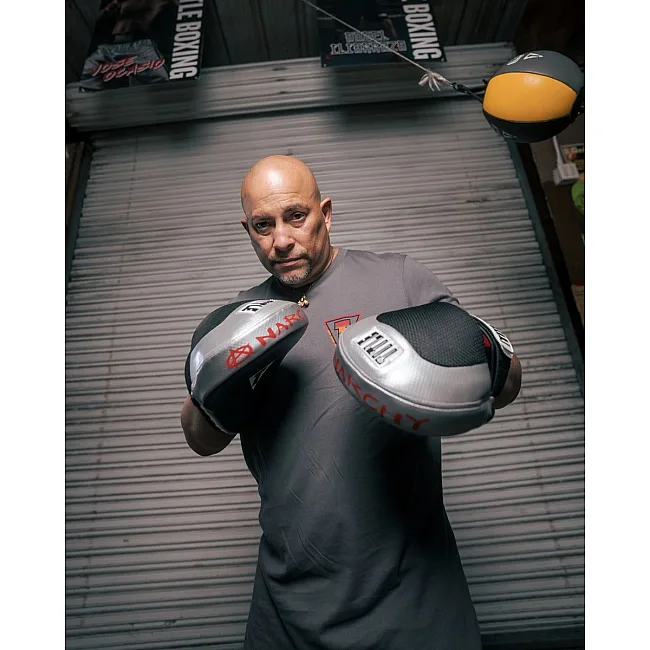 Лапы боксерские TITLE Boxing Aerovent Anarchy Punch Mitts Black/Silver