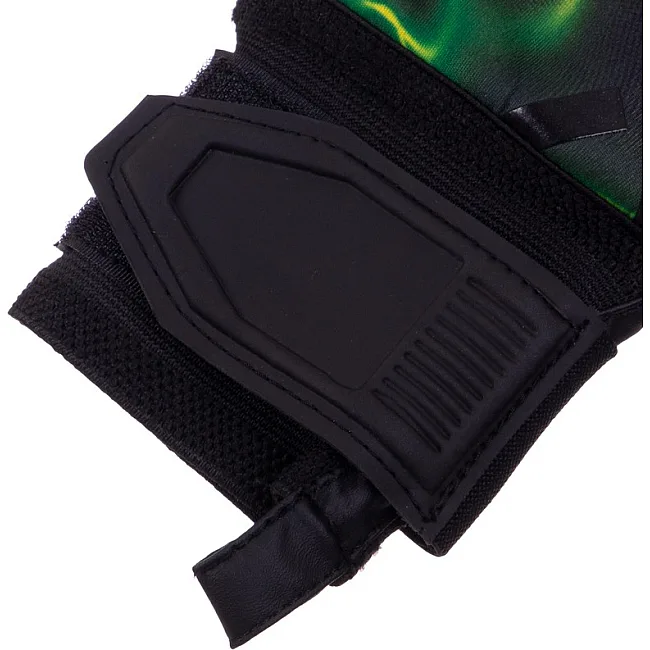 Вратарские перчатки
 профессиональные с защитой пальцев SOCCERMAX GK-015
 7-11