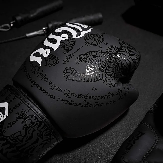 Перчатки для бокса PHANTOM Muay Thai Black (капа в подарок)