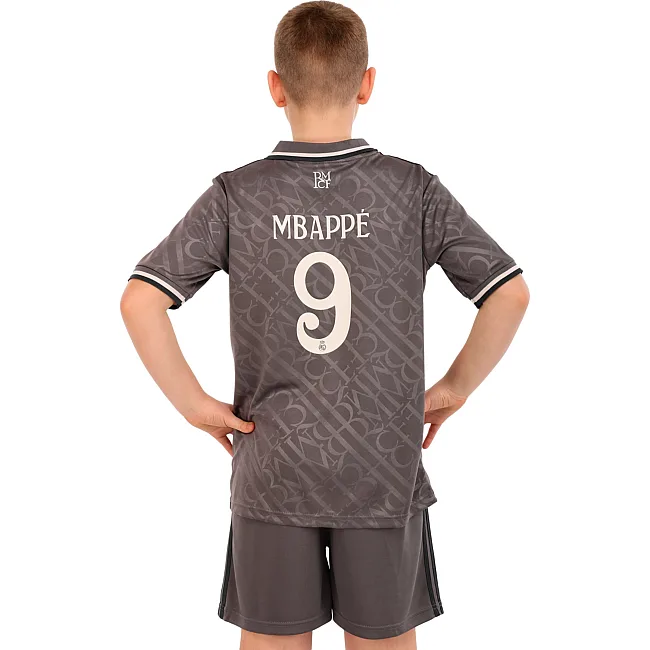 Футбольна форма дитяча із символікою клубу
 REAL MADRID MBAPPE 9 резервна 2025 SP-SPORT

 CO-4646 20-30 (Сірий)