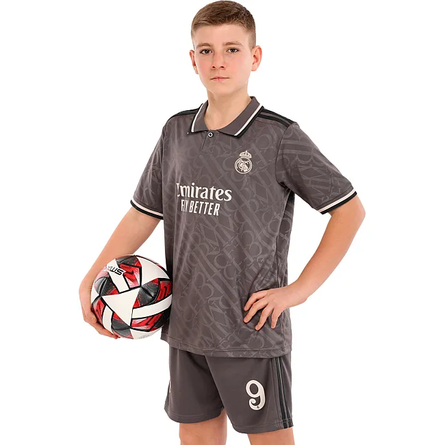Футбольна форма дитяча із символікою клубу
 REAL MADRID MBAPPE 9 резервна 2025 SP-SPORT

 CO-4646 20-30 (Сірий)