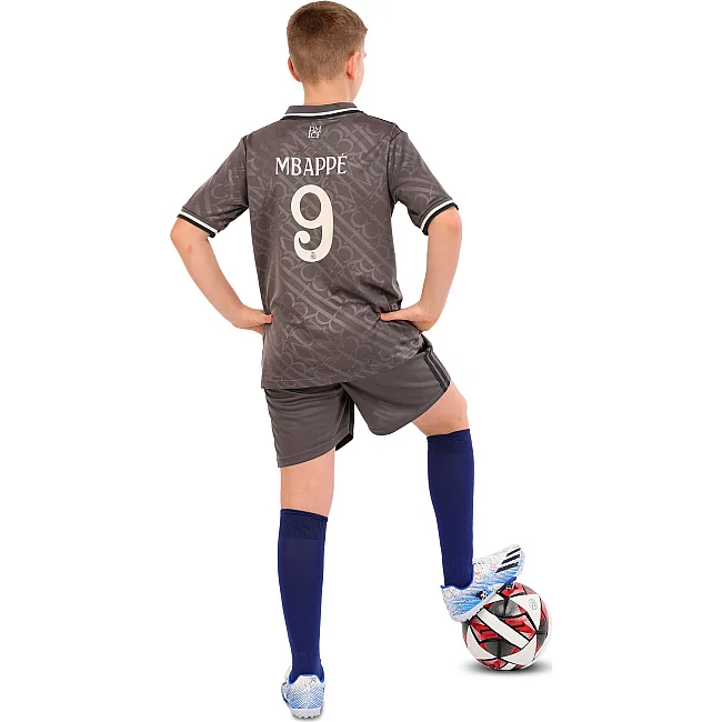 Футбольна форма дитяча із символікою клубу
 REAL MADRID MBAPPE 9 резервна 2025 SP-SPORT

 CO-4646 20-30 (Сірий)