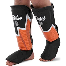 Защитные накладки на ноги Муай Тай, ММА, Кикбоксинг кожаная FAIRTEX BO-9486 (Черный-оранжевый)