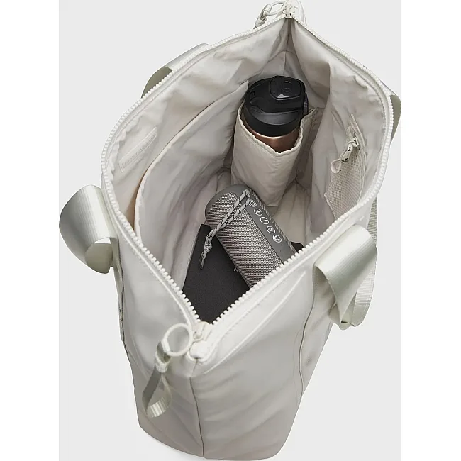 Сумка UNDER ARMOUR Women's Unstoppable Tote 24L молочний (для жінок) 48 х 37 х 16 см