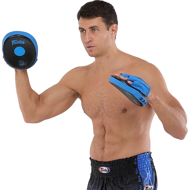 Мини-лапа боксерская изогнутая тренировочная кожа FAIRTEX BO-9483 (Черный-белый)