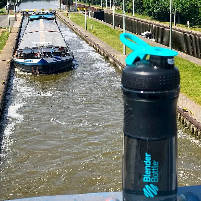 Спортивный шейкер-бутылка BLENDERBOTTLE SportMixer Flip 20oz/590мл Black/Teal