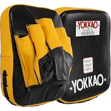 Лапа боксерская изогнутая тренировочная кожа YOKKAO YKO-217 (Черный-желтый)