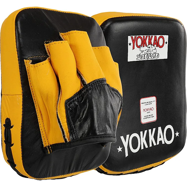 Лапа боксерская изогнутая тренировочная кожа YOKKAO YKO-217 (Черный-желтый)