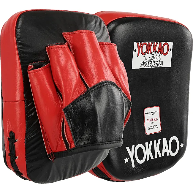 Лапа боксерская изогнутая тренировочная кожа YOKKAO YKO-217 (Черный-красный)