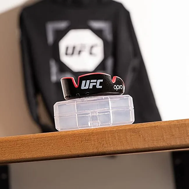 Боксерська капа OPRO Silver UFC доросла (вік 11+) Black/Red (ufc.102514001)