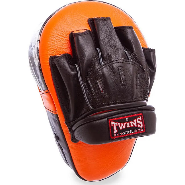 Лапа боксерская изогнутая тренировочная кожа TWINS PML10 18x27x4,5см 1 шт. (коричневый)