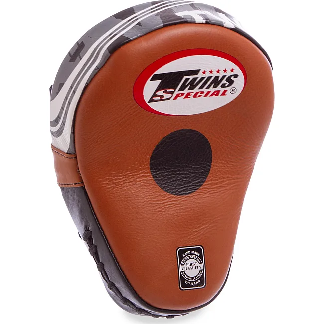 Лапа боксерская изогнутая тренировочная кожа TWINS PML10 18x27x4,5см 1 шт. (коричневый)