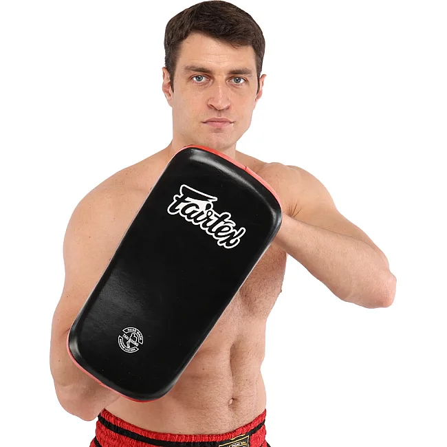 Тай-пед ударний для Муай Тай вигнутий з ременями та ручкою шкіра FAIRTEX BO-0283 (Червоний)