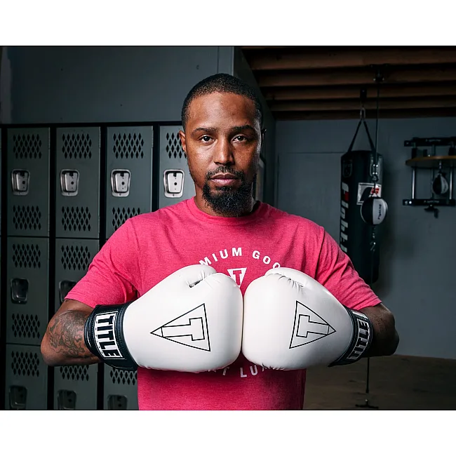 Боксерские перчатки TITLE Boxing Vegan Gloves White/Black (капа в комплекте)