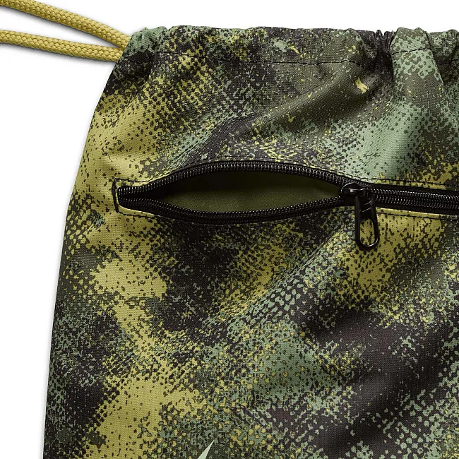 Рюкзак-мешок Nike NK BRSLA DRWSTG 9.5 CAMO AOP 18L хаки черный 36x51х5 см