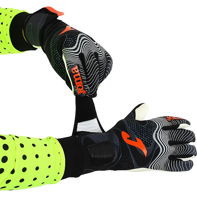 Вратарские перчатки
 профессиональные с защитой пальцев JOMA

 PANTHER 401361-108
 7-12 (Черный-белый)