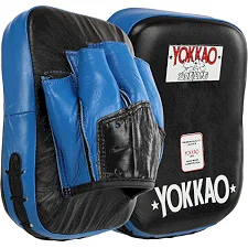 Лапа боксерская изогнутая тренировочная кожа YOKKAO YKO-217 (Черный-синий)