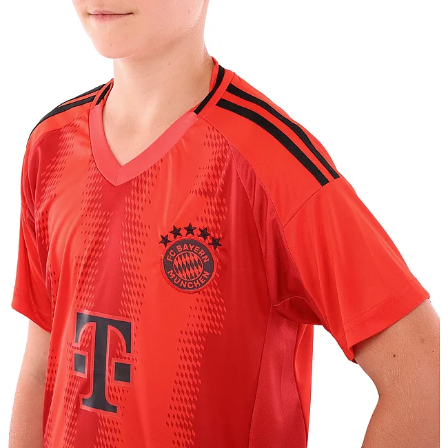 Футбольна форма дитяча із символікою клубу
 BAYERN MUNCHEN домашня 2025 SP-SPORT

 CO-4732 20-28 (Червоний)