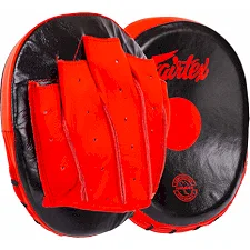 Мини-лапа боксерская изогнутая тренировочная кожа FAIRTEX BO-9483 20x17x4.5см 2штуки (Черный-красный)