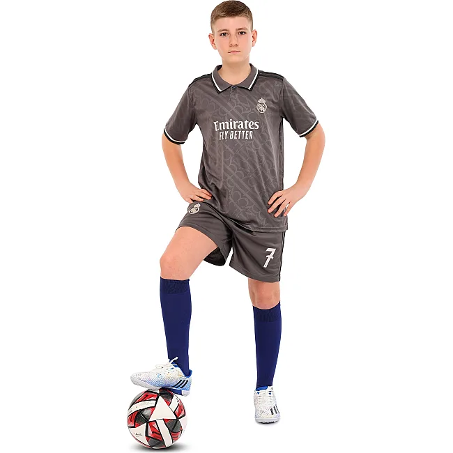 Футбольна форма дитяча із символікою клубу
 REAL MADRID VINI JR 7 резервна 2025 SP-SPORT

 CO-4648 20-30 (Сірий)