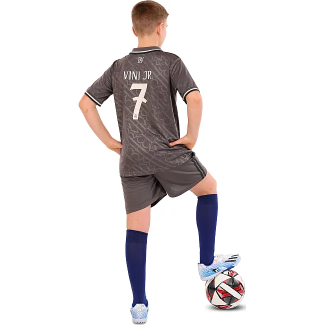 Футбольна форма дитяча із символікою клубу
 REAL MADRID VINI JR 7 резервна 2025 SP-SPORT

 CO-4648 20-30 (Сірий)