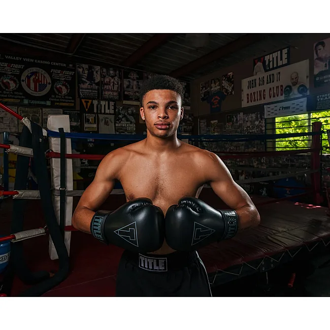 Боксерские перчатки TITLE Boxing Vegan Gloves Black (капа в комплекте)