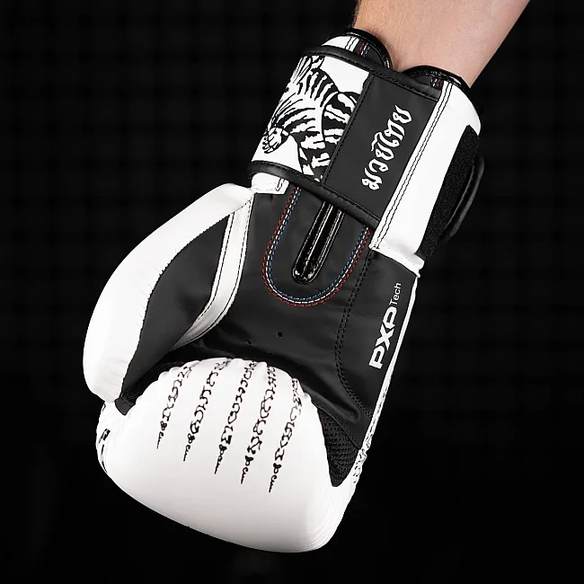 Боксерские перчатки Phantom Muay Thai White (капа в подарок)