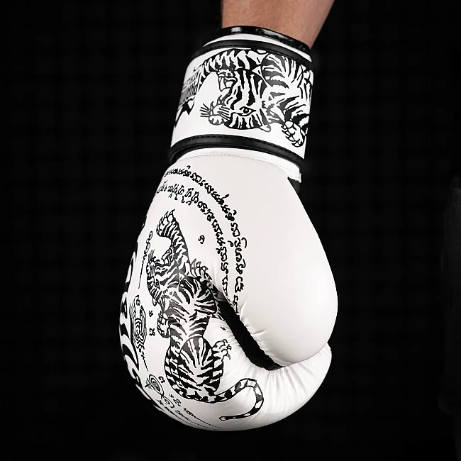 Боксерские перчатки Phantom Muay Thai White (капа в подарок)