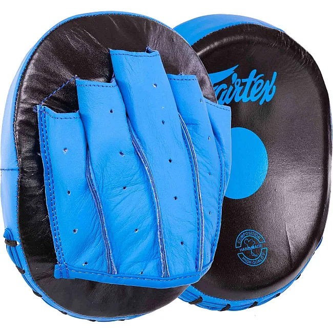 Мини-лапа боксерская изогнутая тренировочная кожа FAIRTEX BO-9483 20x17x4.5см 2штуки (Черный-синий)