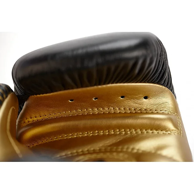 Перчатки для кикбоксинга Adidas с лицензией Wako (черно-золотой, adiKBWKF200)