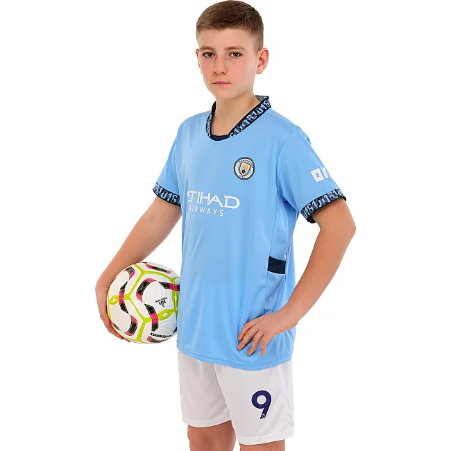 Футбольна форма дитяча із символікою клубу
 MANCHESTER CITY HAALAND 9 домашня 2025 SP-SPORT

 CO-4620 20-30 (Блакитний-білий)
