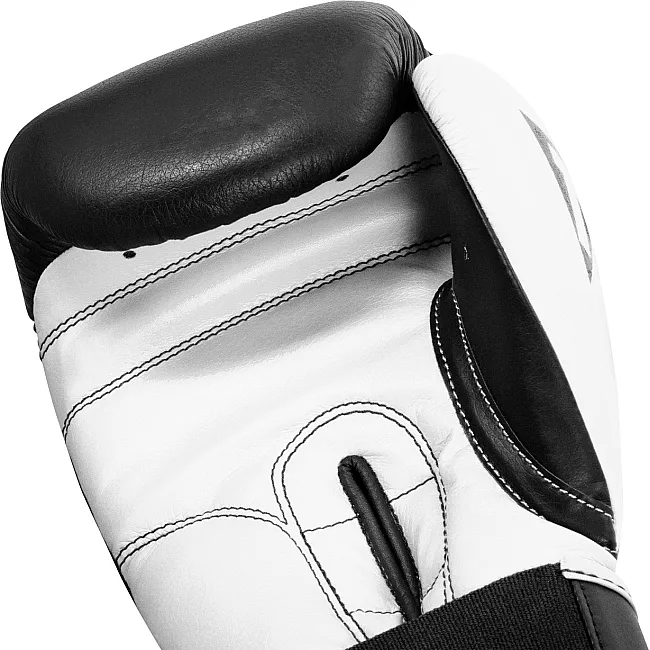 Боксерские перчатки TITLE Boxing Dynamic Strike Black/White (бинты 4м. в комплекте)