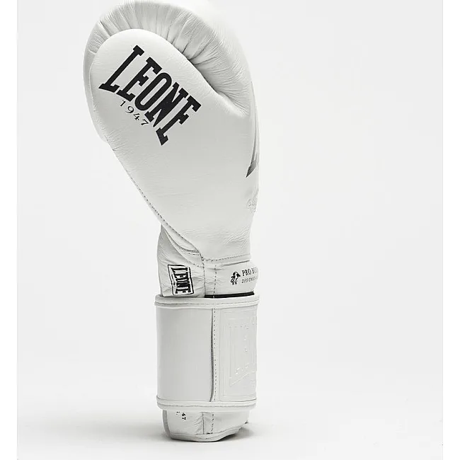 Боксерские перчатки Leone GN111 THE GREATEST White (бинты 4 м. в комплекте)