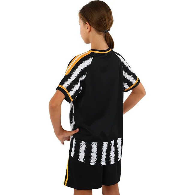 Футбольна форма дитяча із символікою клубу
 JUVENTUS домашня 2024 SP-SPORT

 CO-7193 (Білий-чорний)