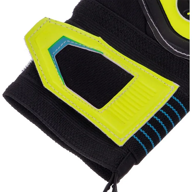 Вратарские перчатки
 профессиональные с защитой пальцев SOCCERMAX GK-012
 7-11