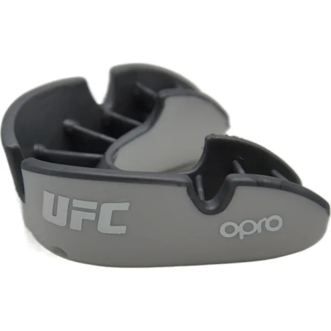 Боксерская капа OPRO Silver UFC взрослая (возраст 11+) White/Silver (ufc.102514003)