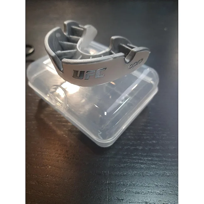 Боксерская капа OPRO Silver UFC взрослая (возраст 11+) White/Silver (ufc.102514003)