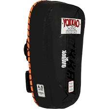 Тай-пэд ударный для Муай Тай изогнутый с ремнями и ручкой кожа YOKKAO YKO-KPL-4 (Черный-оранжевый)