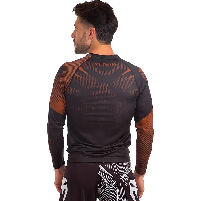 Рашгард лонгслив мужской VENUM
 NOGI 2.0 CO-8136 (Черный-коричневый)