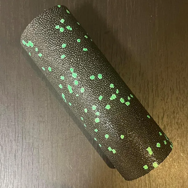 Массажный ролик (роллер) гладкий PowerPlay PP-4346 Mini EPP Foam Roller Черно/Зеленый (15x5,3см.)