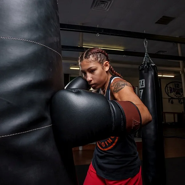 Боксерські рукавиці TITLE Boxing Honorary Black (бинти 4м. в комплекті)