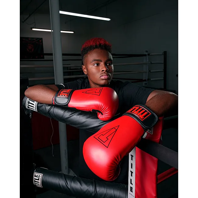 Боксерские перчатки TITLE Boxing Vegan Gloves Red/Black (капа в комплекте)