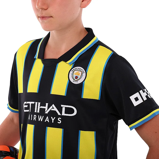 Футбольна форма дитяча із символікою клубу
 MANCHESTER CITY гостьова 2025 SP-SPORT

 CO-4717 20-28 (Чорний-салатовий)