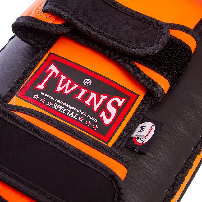 Тай-пэд ударный для Муай Тай прямой с ремнями и ручкой кожа TWINS
 KPL2-M 18x38x5см 1шт (Синий-желтый)