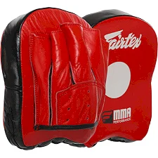 Мини-лапа боксерская изогнутая тренировочная кожа FAIRTEX BO-3356 17x20x7см 2штуки (Красный)