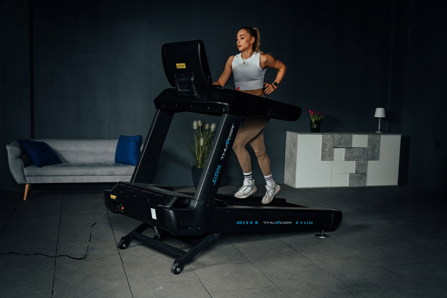 BIEŻNIA ELEKTRYCZNA 25KM PAS60CM ZION 250KG KĄT25% Maksymalna waga użytkownika 250 kg